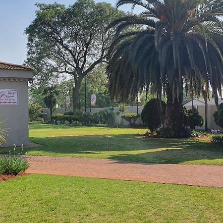 Life Tours & Accommodation Boksburg Bagian luar foto