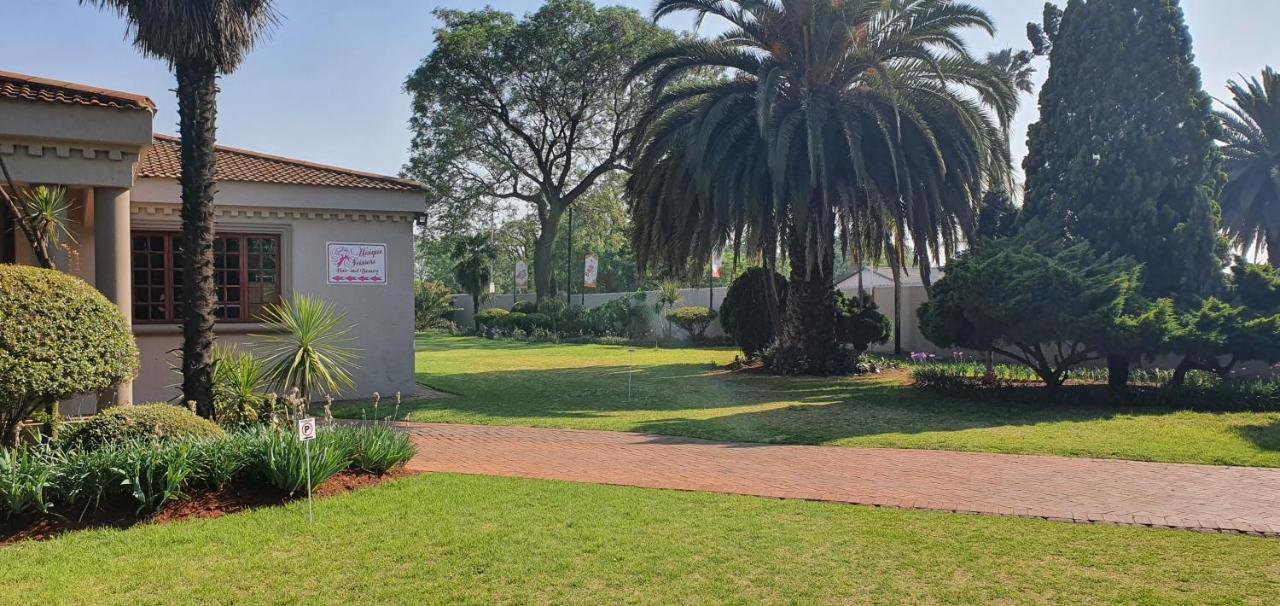 Life Tours & Accommodation Boksburg Bagian luar foto